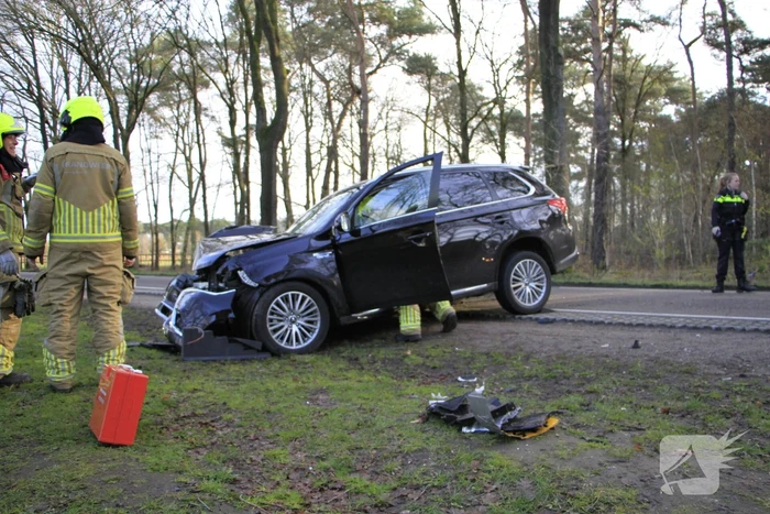 Auto botst tegen boom met bestuurder gewond