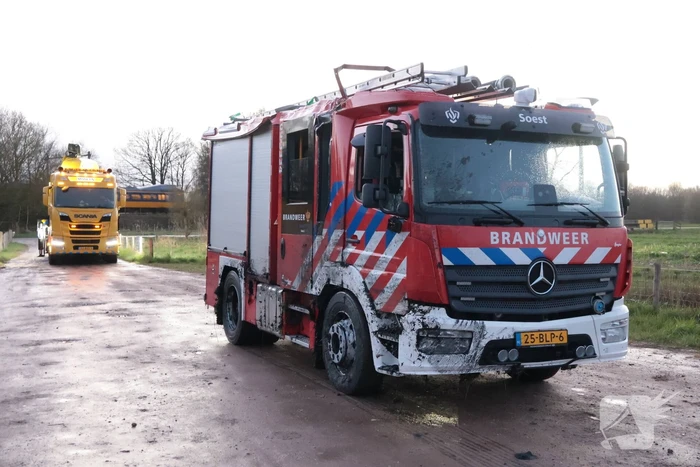 Brandweervoertuig na uren geborgen