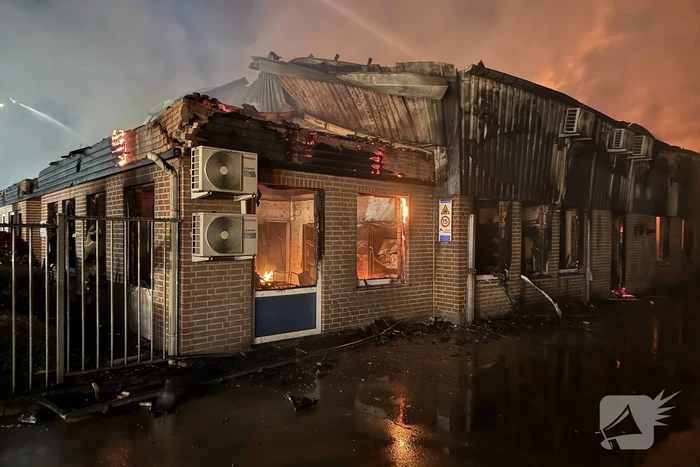 Zeer grote brand verwoest bedrijf