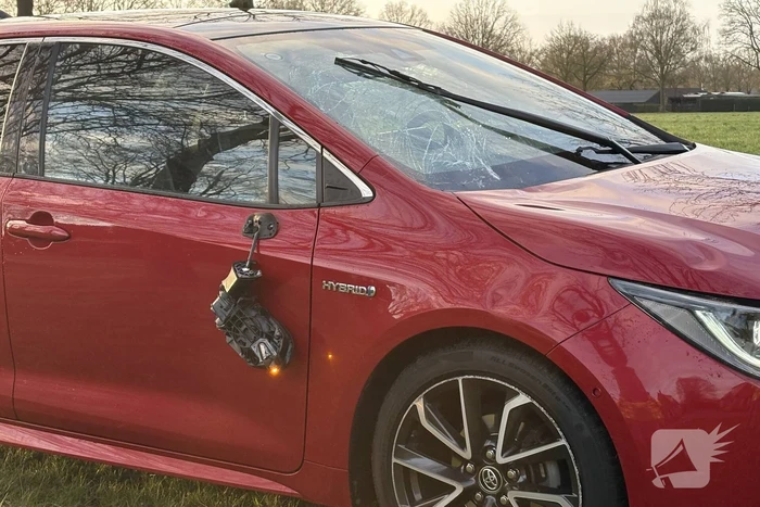 Auto rijdt ree aan op drukke weg