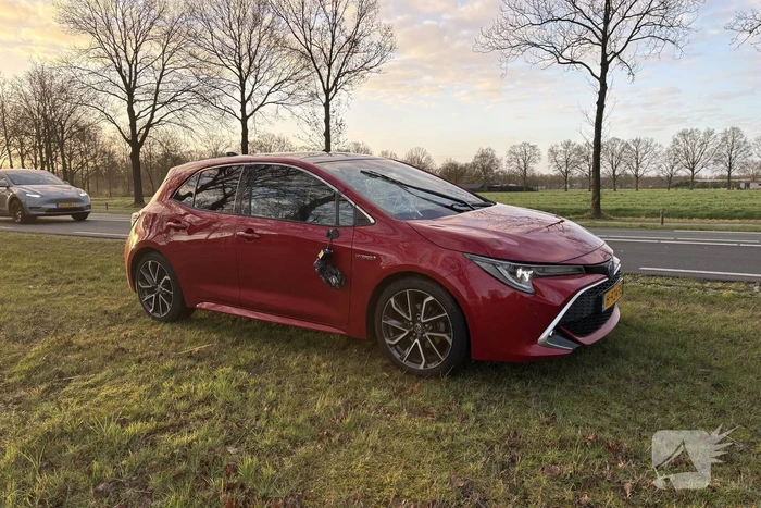 Auto rijdt ree aan op drukke weg