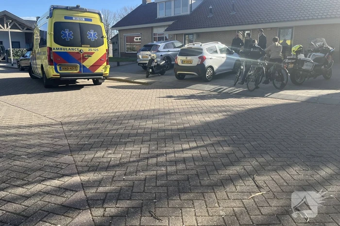 Jongen op elektrische step botst op auto