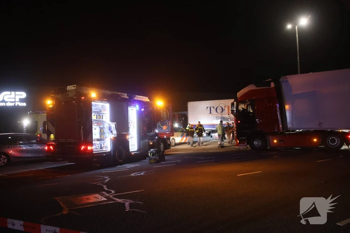 Zwaargewonde bij ongeval met vrachtwagen en auto op terrein Flora Holland