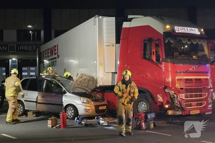 Zwaargewonde bij ongeval met vrachtwagen en auto op terrein Flora Holland