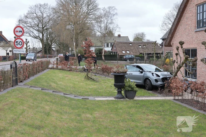 Automobilist verliest macht over het stuur en belandt in voortuin