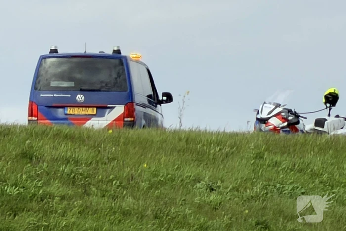 Vrachtwagens botsen op elkaar op snelweg