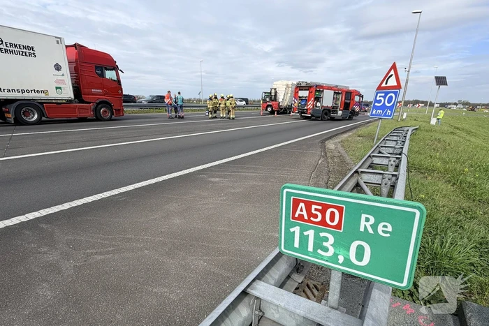Vrachtwagens botsen op elkaar op snelweg