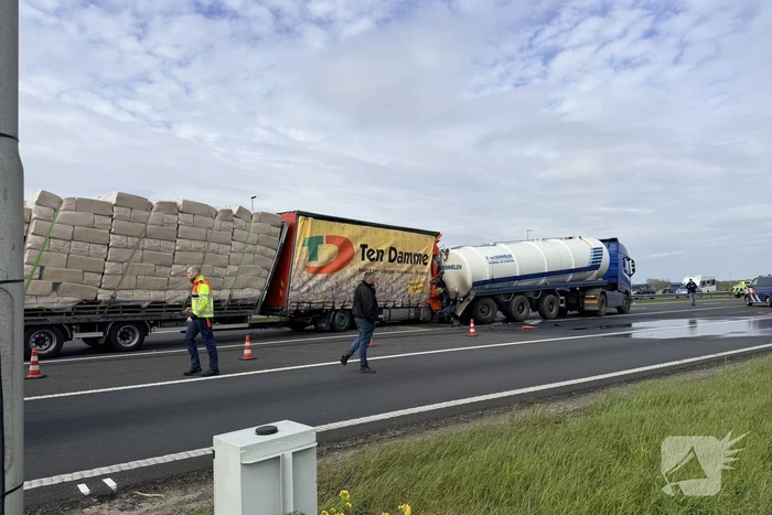 Vrachtwagens botsen op elkaar op snelweg