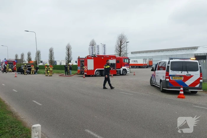 Auto brandt volledig uit