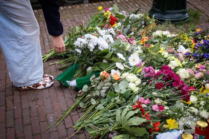 Studenten herdenken overleden student Cuinn met bloemen