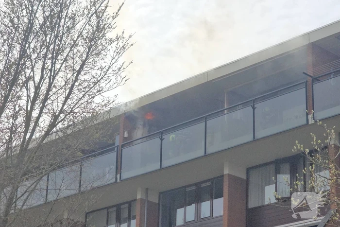 Vlammen slaan uit kast op balkon