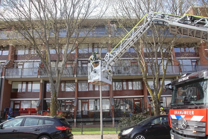 Vlammen slaan uit kast op balkon