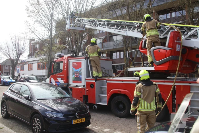 Vlammen slaan uit kast op balkon