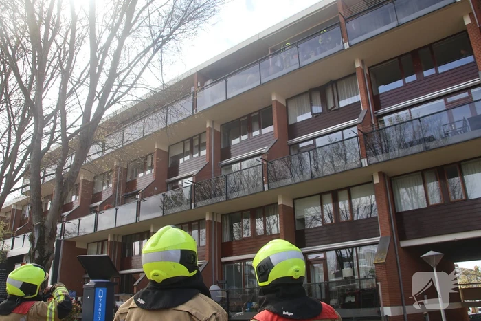 Vlammen slaan uit kast op balkon