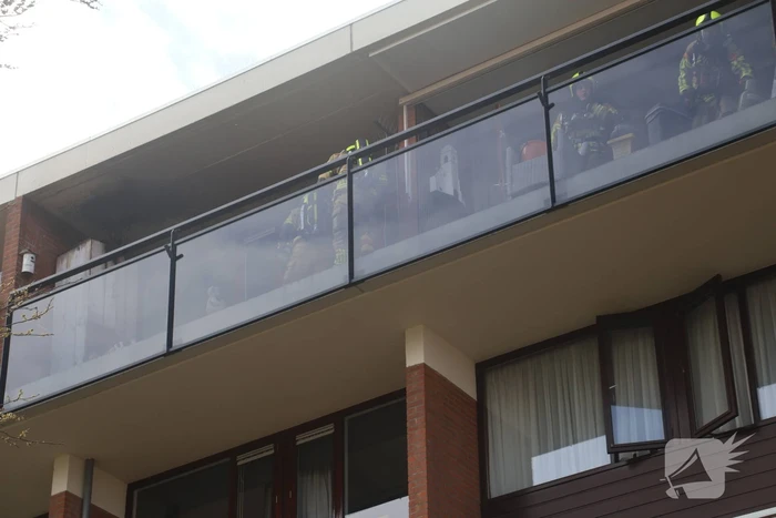 Vlammen slaan uit kast op balkon