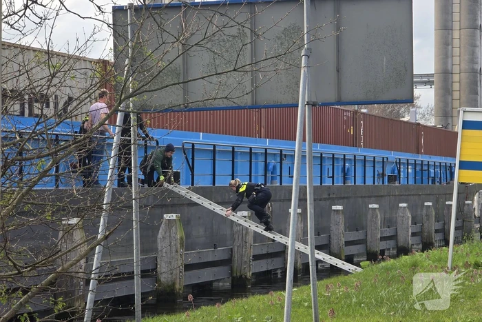 Schip vaart tegen spoorbrug, treinverkeer stilgelegd