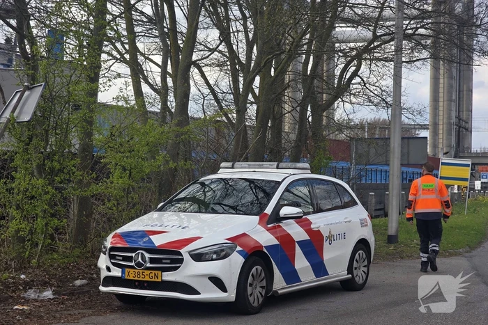 Schip vaart tegen spoorbrug, treinverkeer stilgelegd