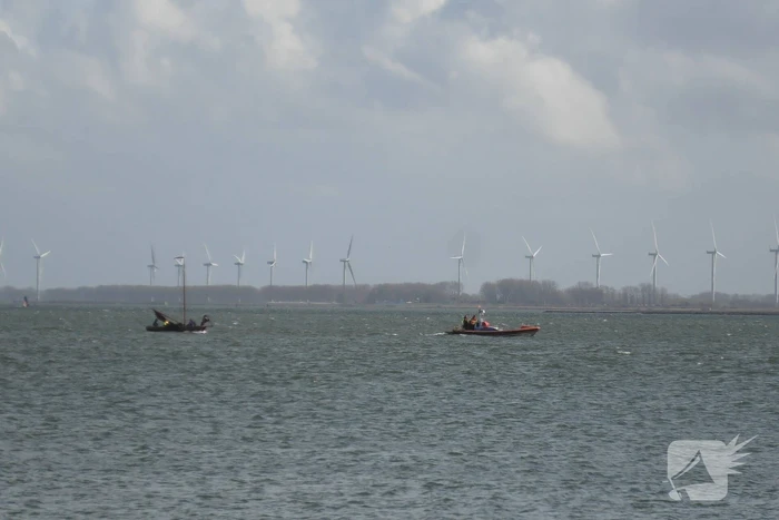 Bootje op drift met meerdere personen