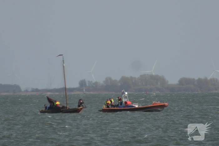 Bootje op drift met meerdere personen