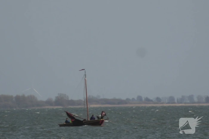 Bootje op drift met meerdere personen