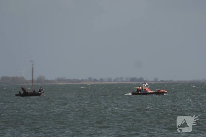 Bootje op drift met meerdere personen