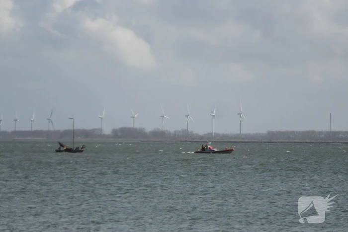 Bootje op drift met meerdere personen