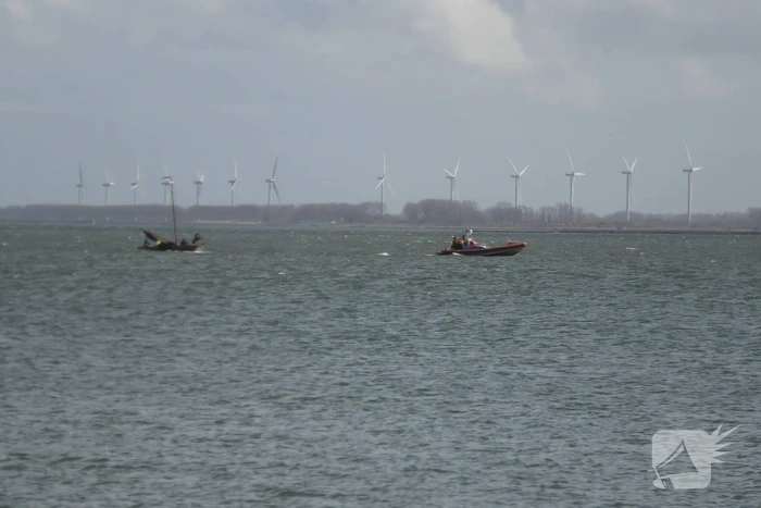 Bootje op drift met meerdere personen
