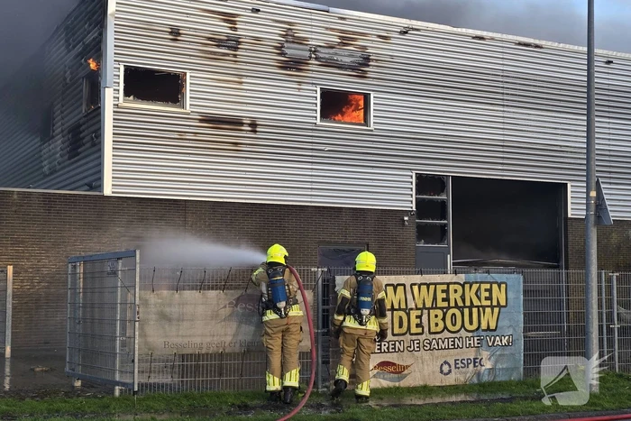 Flinke rookwolken bij grote uitslaande industriebrand