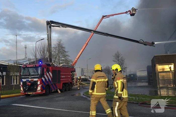 Flinke rookwolken bij grote uitslaande industriebrand