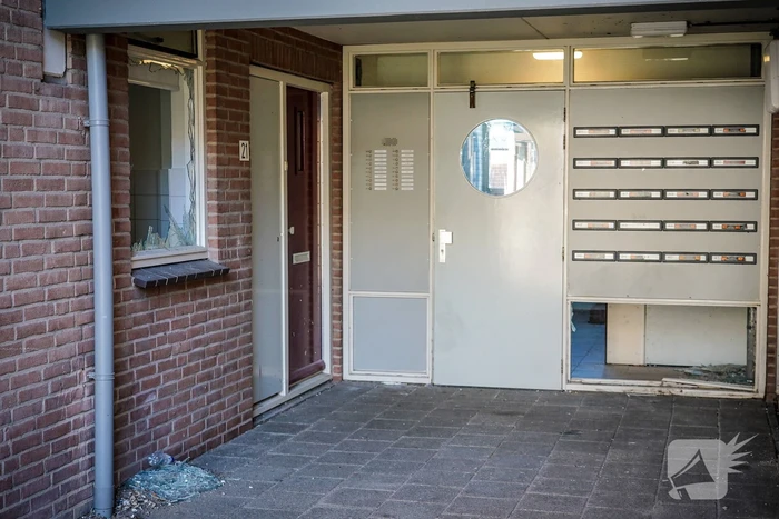 Politie zoekt getuigen nadat explosie portiek vernielt