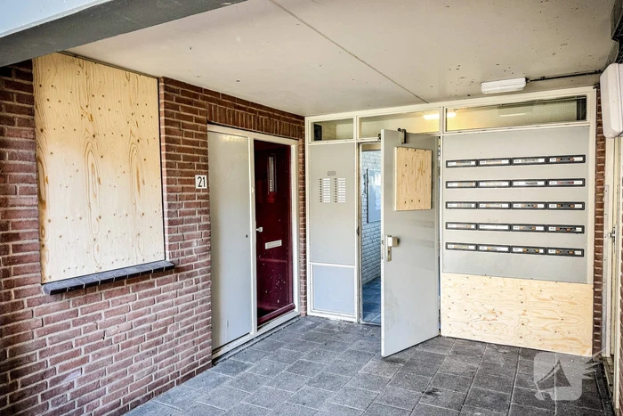 Politie zoekt getuigen nadat explosie portiek vernielt