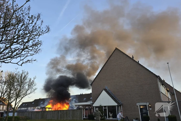 Schuur brandt volledig uit