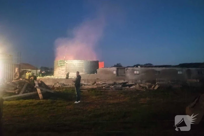 Brandweer blust brand in restant van silo