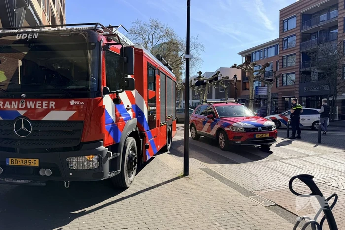 Brandweer doorzoekt auto met jerrycans