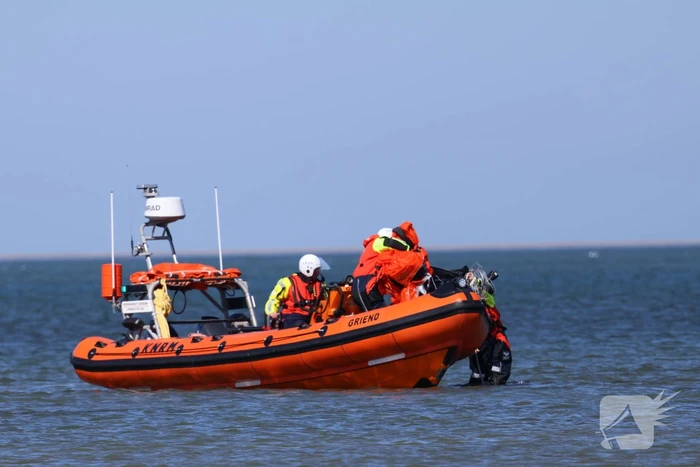 Kitesurfer in problemen op zee