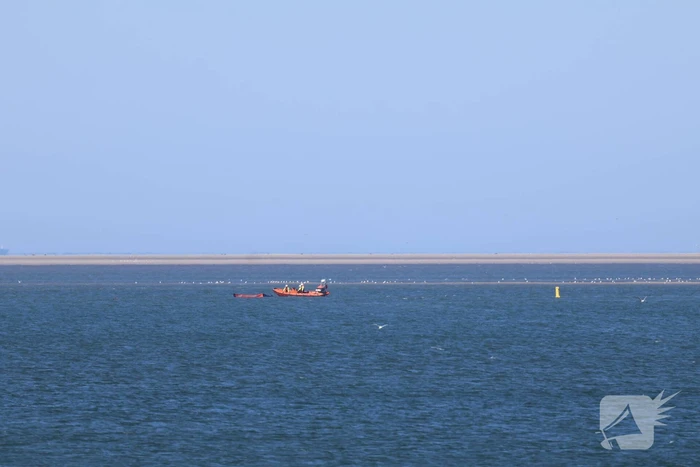 Kitesurfer in problemen op zee
