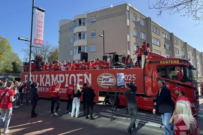 PSV fans verzamelen voor huldiging
