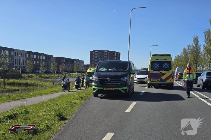 Inzittende gecontroleerd na ongeval op drukke weg