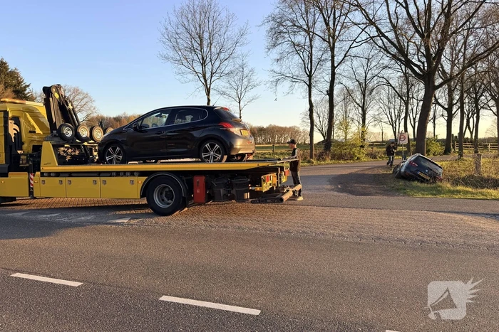 Auto belandt in sloot inzittenden ongedeerd