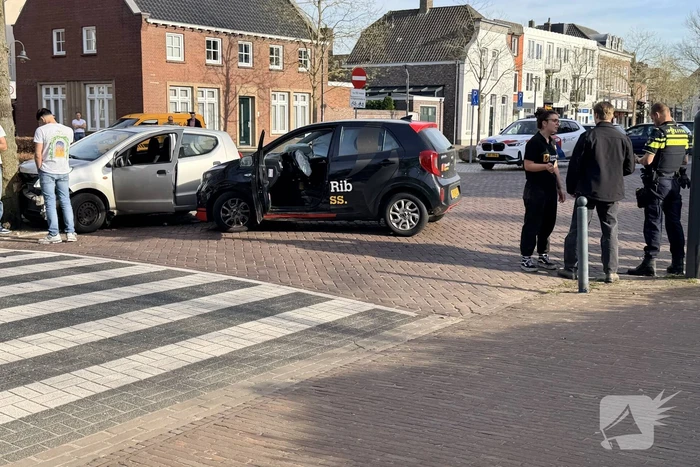 Botsing op kruising leidt tot takeling