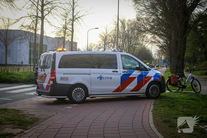 Fietser en automobilist botsen op oversteekplaats