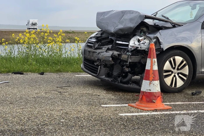 Aanrijding tussen auto en vrachtwagen