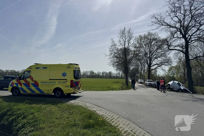 Zware aanrijding leidt tot voertuigen in sloot