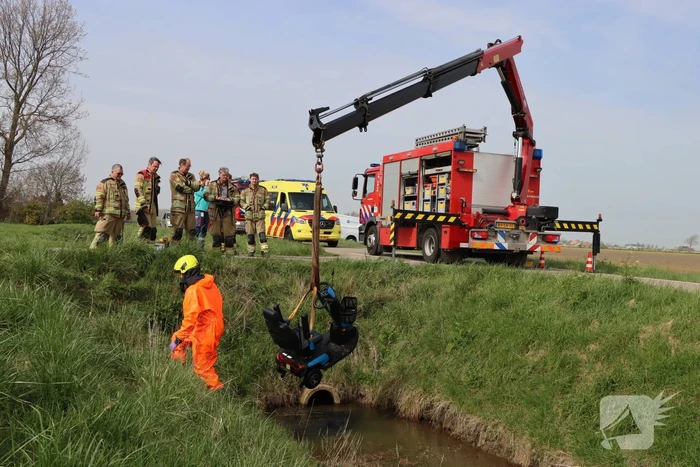 Persoon te water met scootmobiel