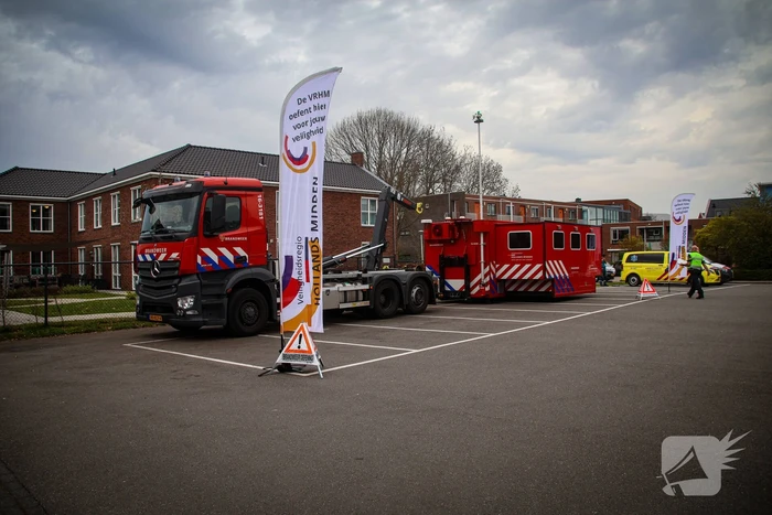 Grootschalige oefening met meerdere officieren en crisisteams