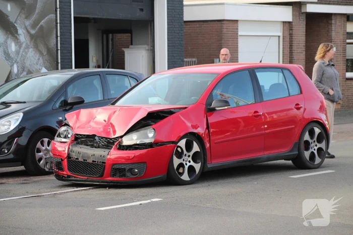 Aanrijding tussen twee voertuigen zorgt voor gewonde