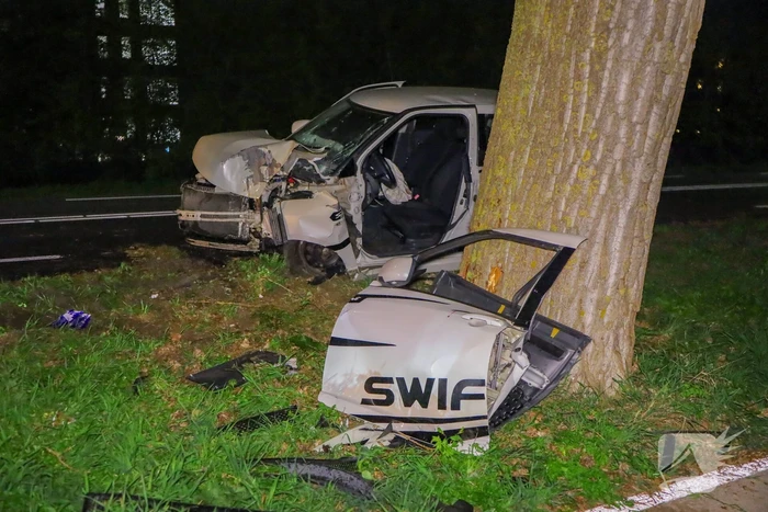 Automobilist rijdt tegen boom en raakt bekneld