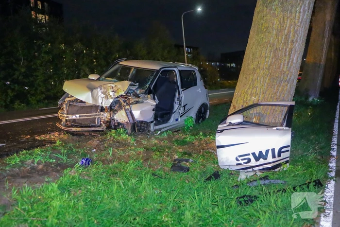 Automobilist rijdt tegen boom en raakt bekneld