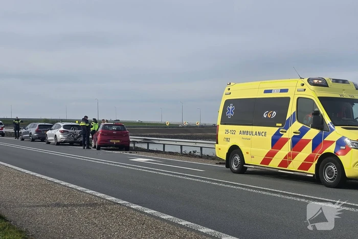 Kopstaartbotsing veroorzaakt schade aan voertuigen