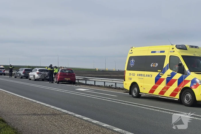 Kopstaartbotsing veroorzaakt schade aan voertuigen